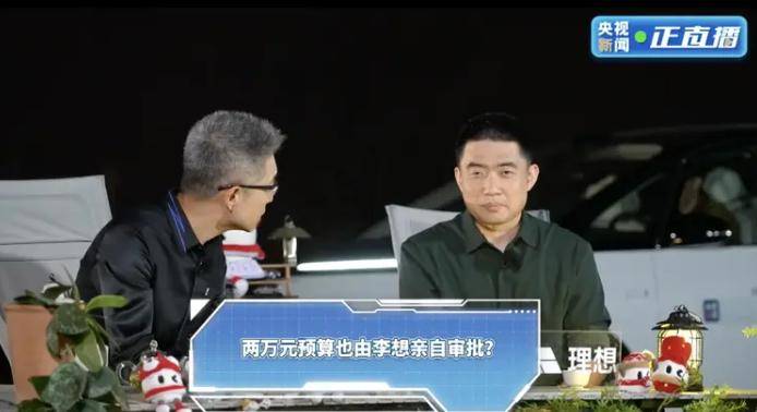 机器人“警察”在成都街头上岗